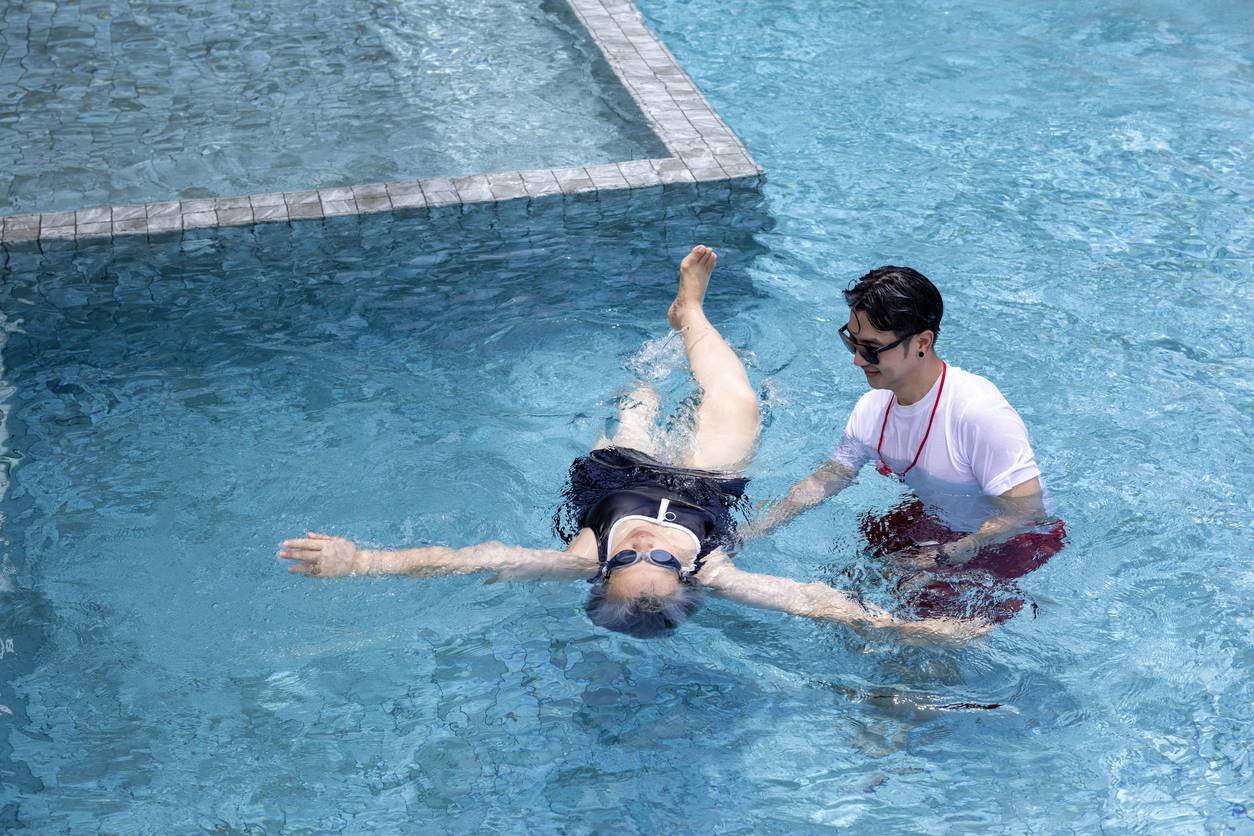 Cours de natation dans une piscine temporaire en ville