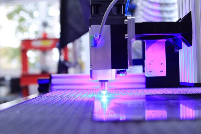 Comment choisir entre le marquage laser et la gravure laser pour vos pièces industrielles ?